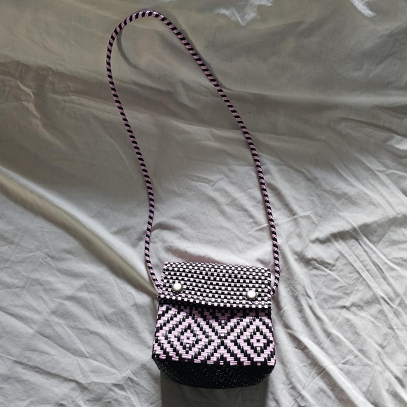 Black & pink checkered woven crossbody bag - Picture 2 of 5
